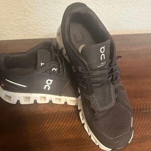 On Running Cloud 5 Running Shoes in Black and White 8.5
